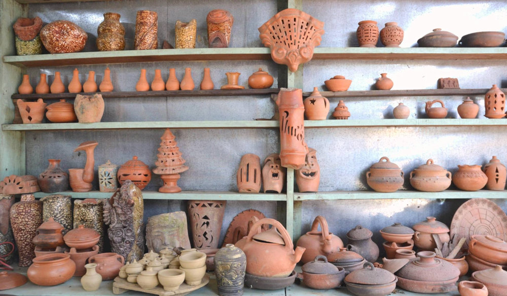 Additionally, you can buy traditional ceramic products passed down through generations, still retaining the distinctive colors of Thanh Ha